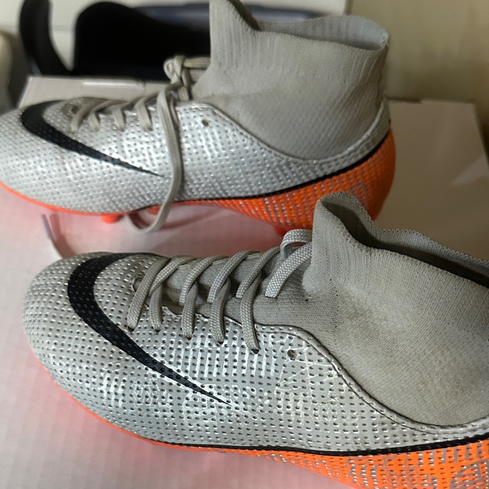 Nike Light Gray and Bright Orange Soccer Shoes, great cleats!!
